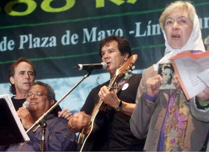 El cantautor español Joan Manuel Serrat, el cubano Pablo Milanés y el argentino Víctor Heredia (de izquierda a derecha) actúan en Buenos Aires (Argentina) con un concierto para conmemorar el golpe de estado del 24 de marzo de 1976. El concierto se celebró a beneficio de las Madres de Plaza de Mayo.