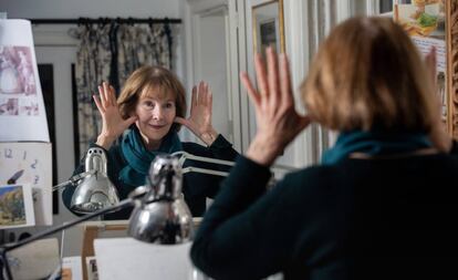 Posy Simmonds, el 19 de febrero, en su casa de Londres, delante del espejo donde simula movimientos y expresiones para luego dibujarlos. 