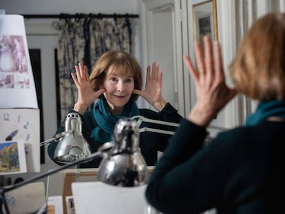 Posy Simmonds, el 19 de febrero, en su casa de Londres, delante del espejo donde simula movimientos y expresiones para luego dibujarlos. 