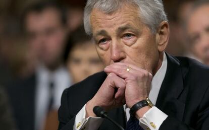 Chuck Hagel escucha una de las preguntas de los miembros del Senado.