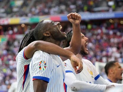 Randal Kolo Muani dispara a puerta para hacer el gol.