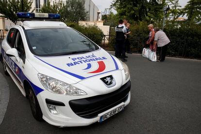 La policía francesa asegura la zona, después de que un hombre haya asesinado a dos personas y herida a otra de gravedad, en la región metropolitana de Trappes, en París (Francia).