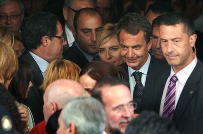 El presidente del Gobierno, junto a su esposa, Sonsoles Espinosa, sale del Congreso de los diputados tras su primera intervención en el debate del estado de la nación.