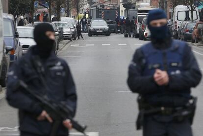 Plicías al barri de Molenbeek, aquest divendres.