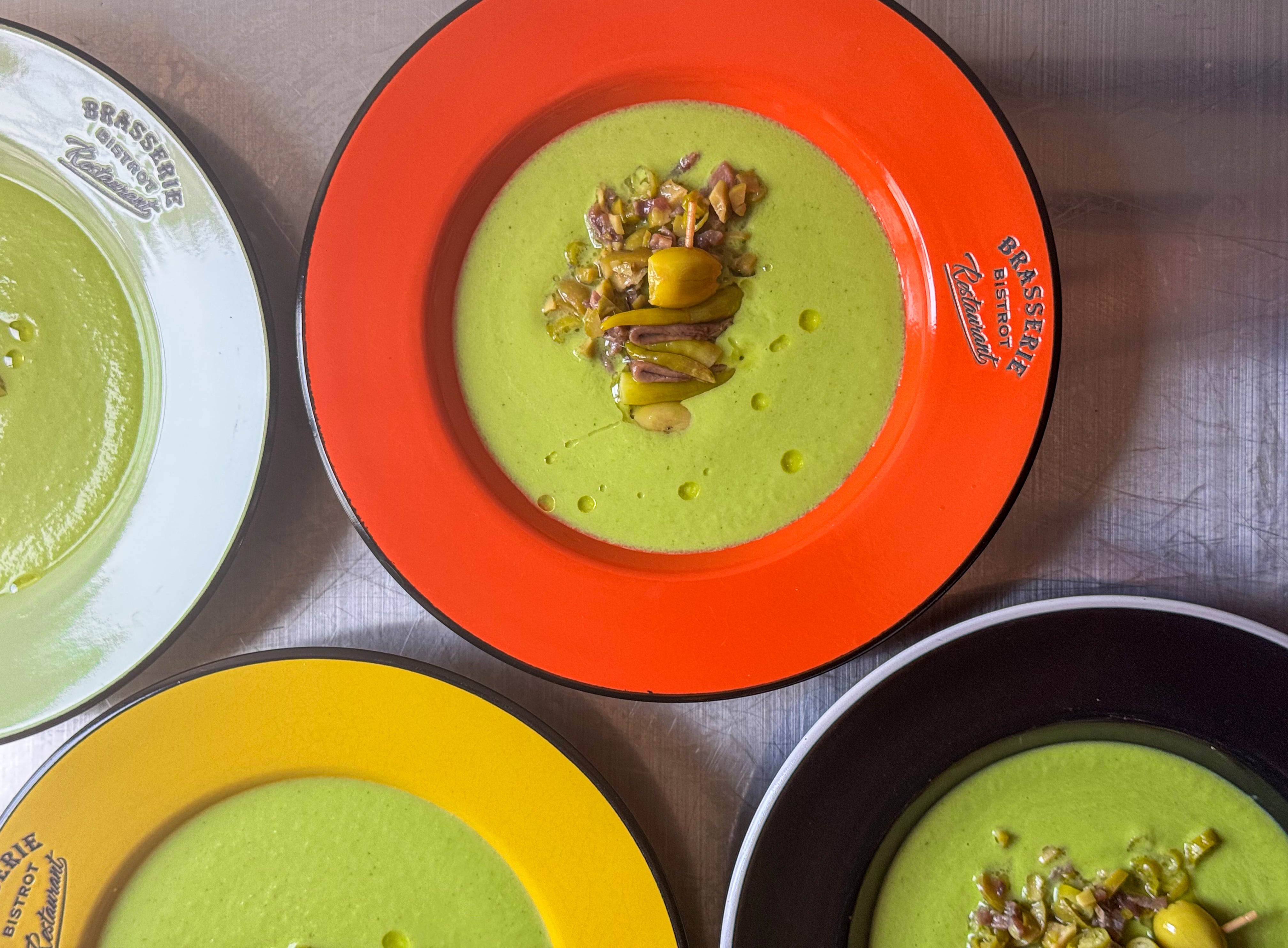 Sopa fría de gilda, la banderilla más clásica convertida en receta de cuchara