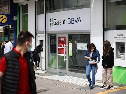 Varias personas pasan por delante de una sucursal del banco turco Garanti BBVA, el pasado junio en Ankara (Turquía).