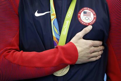 Michael Phelps durante la recogida de la medalla de oro en el pódium.