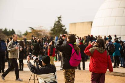 Observación de un eclipse en el planetario de Madrid.