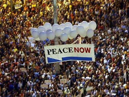 Pancarta de la organización Paz Ahora, durante la manifestación pacifista en Tel Aviv.
