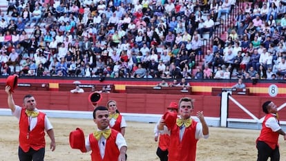 Espectáculo de la cuadrilla cómica Diversiones en el Ruedo y sus enanitos toreros.