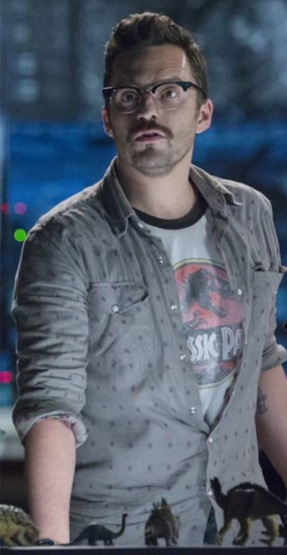 Técnico de Jurassic World con una camiseta de Jurassic Park, que había comprado por eBay.