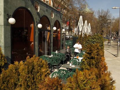 Terraza del Caf&eacute; Gij&oacute;n situado en el Paseo de Recoletos de Madrid.