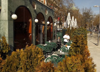 Terraza del Caf&eacute; Gij&oacute;n situado en el Paseo de Recoletos de Madrid.