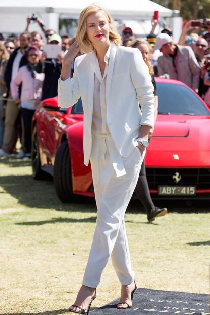 Así de guapa estaba Charlize Theron en el Gran Premio de Fórmula 1 de Melbourne. A la actriz le favorece mucho el blanco de este traje de Barbara Bui. Un conjunto sofisticado que completó con sencillas sandalias negras de Jimmy Choo.