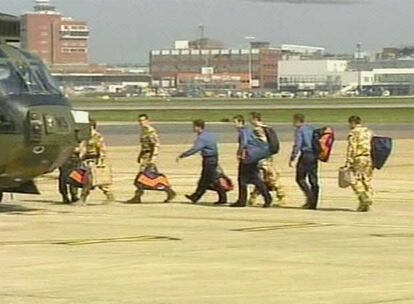 Primeras imágenes de los soldados ya en suelo británico. Los 15 marines suben a un helicóptero en el aeropuerto londinense de Heathrow.