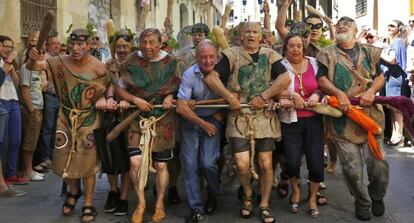 Los integrantes de la &#039;Degoll&agrave;&#039; durante la Cabalgata del Convite. 