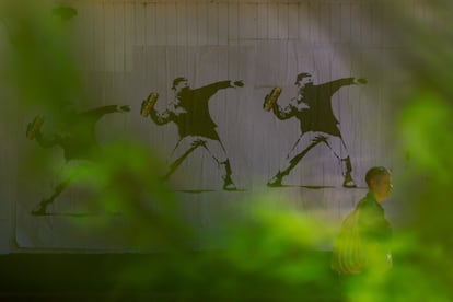 Grafitti de protesta en Washington contra las medidas de control federal y el despliegue de soldados de la Guardia Nacional