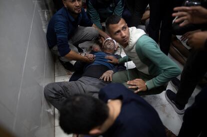 Un hombre herido en un ataque israelí es atendido en el suelo del hospital Nasser en Jan Yunis, este domingo. 