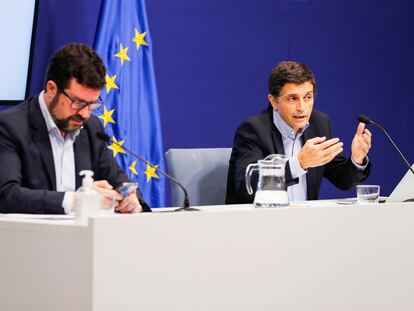 Los secretarios de Estado de Empleo y Economía Social, Joaquín Pérez Rey (izquierda), y de Seguridad Social y Pensiones, Borja Suárez, presentan los datos de paro registrado y de afiliación a la Seguridad Social correspondientes al mes de junio, este lunes en Madrid.