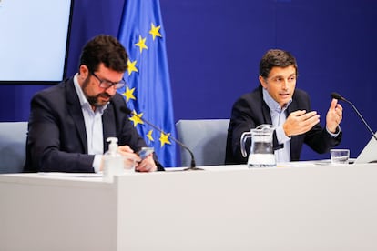 Los secretarios de Estado de Empleo y Economía Social, Joaquín Pérez Rey (izquierda), y de Seguridad Social y Pensiones, Borja Suárez, presentan los datos de paro registrado y de afiliación a la Seguridad Social correspondientes al mes de junio, este lunes en Madrid.