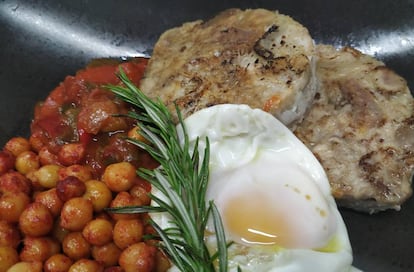 'Chefs' de categoría como Abraham García han hecho una exquisitez de la casquería en su restaurante Viridiana: tripas de cordero con garbanzos salteados con pimentón, pisto y un huevo.