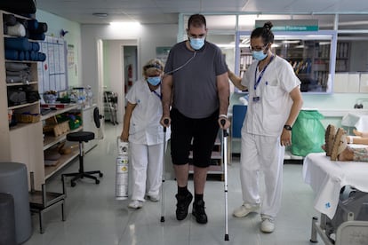 Albert Quinto, de 33 años, hace ejercicios de rehabilitación en el hospital Vall d'Hebron tras superar una covid grave.