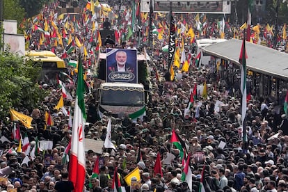 Miles de iraníes asisten al funeral de Ismail Haniya, este jueves en Teherán.