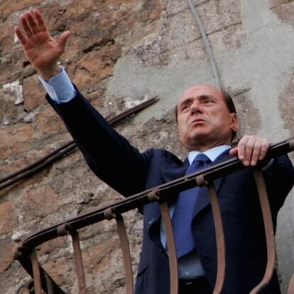 Silvio Berlusconi saluda desde un balcón del Ayuntamiento de Roma, donde el texto constitutivo de la UE fue firmado por 25 países en octubre de 2004.