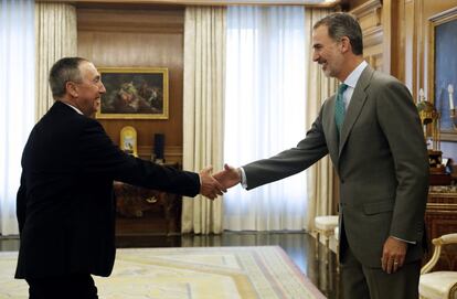 Felipe VI saluda al diputado de Compromís Joan Baldoví, este miércoles.