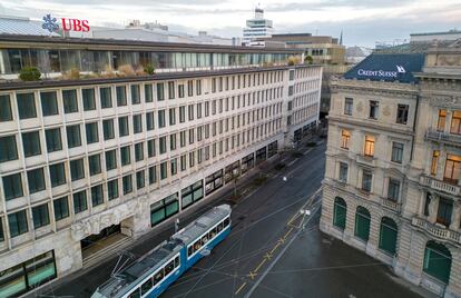 Edificios de UBS y Credit Suisse en la Paradeplatz de Zúrich (Suiza).