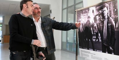 El fotógrafo Enrique Moreno Esquibel enseña su foto al cámara Imanol Miguel, afectado por la esclerosis.