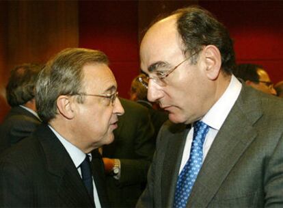 Florentino Pérez (izquierda) habla con Ignacio Sánchez Galán en un encuentro en agosto de 2008.
