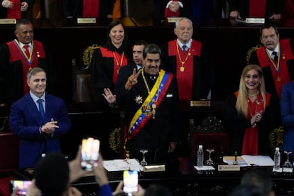 Nicolás Maduro flanqueado por el fiscal general, Tarek William, y la la presidenta del Tribunal Supremo, Caryslia Rodríguez, en enero de 2024.