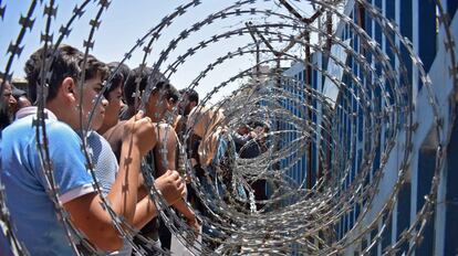 Desplazados por la guerra en Siria, ante alambradas de la frontera de Golán ocupado por Israel.