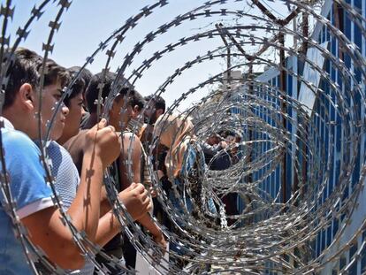 Desplazados por la guerra en Siria, ante alambradas de la frontera de Golán ocupado por Israel.