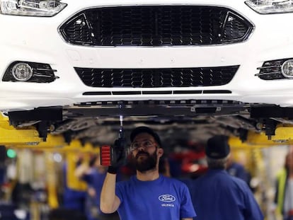 Operarios trabajan en la fábrica de Ford en Almussafes (Valencia).