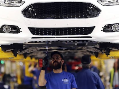 Operarios trabajan en la fábrica de Ford de Almussafes