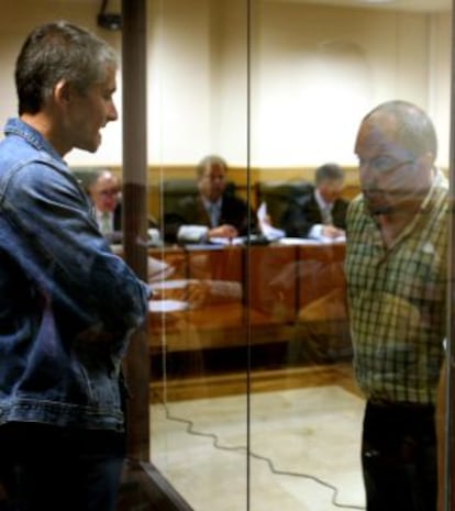 Txapote (i) y Valentín Lasarte en la Audiencia Nacional en 2006.