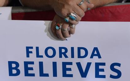 Pancarta en uno de los m&iacute;tines de Romney en Florida esta semana.