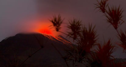 El volcán ecuatoriano Tungurahua, visto desde la ciudad de Cotaló, expulsa ceniza volcánica después de su reactivación el pasado miércoles tras cuatro meses de relativa calma.