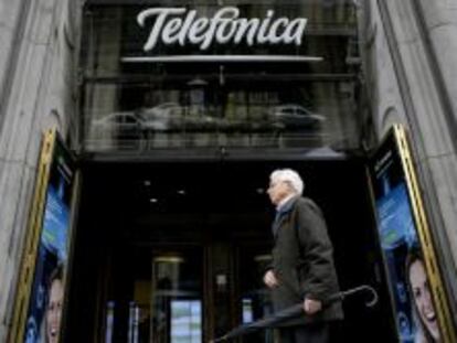 Logotipo de Telefónica en la sede de la compañía en Gran Vía.