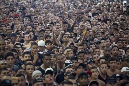 Hinchas de Corinthians observan el partido ante Chelsea.