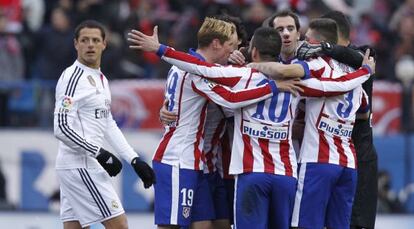 Jugadores atléticos celebran uno de los goles contra el Madrid.