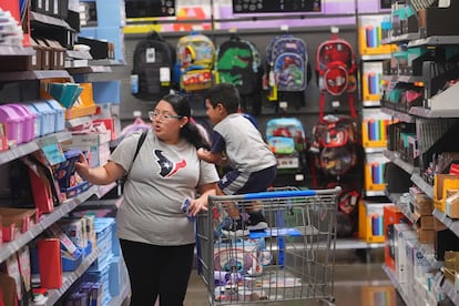 Familia en busca de útiles escolares en Dallas, Texas, el 12 de agosto.
