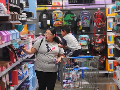Familia en busca de útiles escolares en Dallas, Texas, el 12 de agosto.