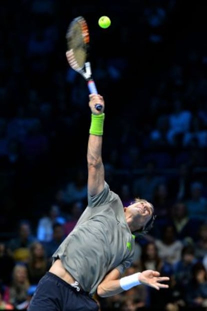 David Ferrer sirve durante el partido ante Nadal