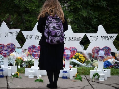 Una niña, frente al improvisado memorial instalado junto a la sinagoga atacada.