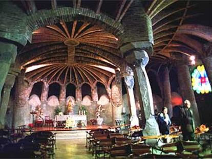 Una vista del interior de la cripta de la colonia Güell, en Barcelona, obra de Antoni Gaudí.