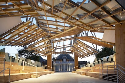 A pesar de ser ya un celebrado arquitecto (ganó el premio Pritzker en 1989), el estadounidense Frank Gehry no se estrenó en Inglaterra hasta 2008, cuando la Serpentine Gallery le encargó su pabellón de verano. Además, fue también la primera obra en la que trabajó con su hijo Samuel. El diseño tenía su característica firma geométrica, y también quiso que se fusionara con el entorno de los jardines de Kensington. La estructura estaba formada por cuatro grandes vigas de acero revestidas de madera que entrelazaban paneles de vidrio a diferentes alturas, los cuales hacían la función de techo. “El pabellón está diseñado como una estructura de madera que actúa como una calle urbana que va desde el parque hasta la galería existente. Es sobre todo un anfiteatro, diseñado para servir como lugar de eventos de diversa índole, fomentando la música, performances, la discusión y debates”, describió su espacio Gehry, para el que se inspiró desde en las catapultas de madera diseñadas por Leonardo da Vinci a las casetas de playa.