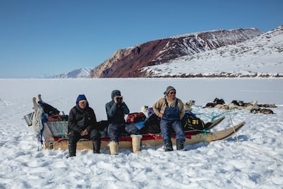 Un grupo de cazadores esperando a que los científicos terminen de recoger las muestras de roca que les han traído a esta parte tan remota de Groenlandia.
